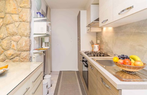 Njivice Apartment | Holiday apartment with terrace and air conditioning
