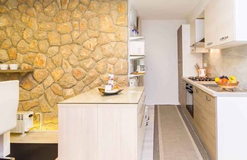 Njivice Apartment | Holiday apartment with terrace and air conditioning