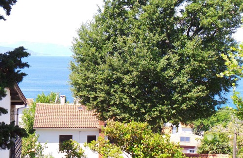 Njivice Apartment | Holiday apartment with Internet and Barbecue