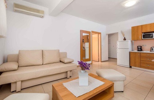 Suha Punta Apartment | Holiday apartment with pool