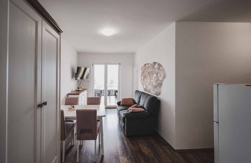 Klimno Apartment | Holiday apartment with sea view, air conditioning and close to the beach