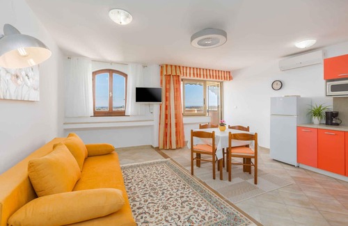 Mali Maj Apartment | Holiday apartment with sea view and pool