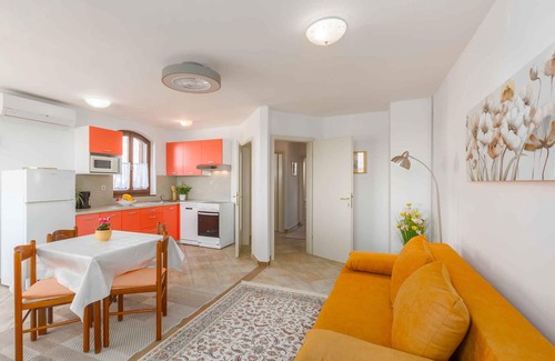 Mali Maj Apartment | Holiday apartment with sea view and pool
