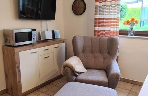 Balve Apartment | Holiday Apartment 'Zum Plauderbaum' with Private Terrace, Private Garden and Wi-Fi