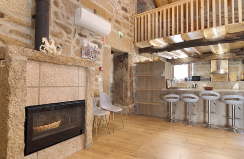 Valpacos Apartment | Holiday Bedroom 'Quarto com Mezzanine Cabeço' with Mountain View, Wi-Fi and Air Conditioning