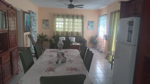 Cul de Sac Apartment | Holiday Evergreen Cottage