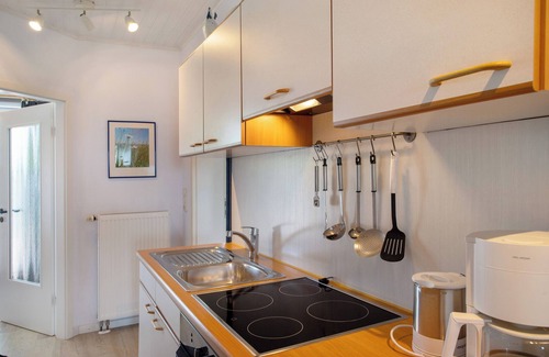Meschendorf Apartment | Holiday flat 'Möve ABA Apartment 44' with sea view, communal garden and WiFi