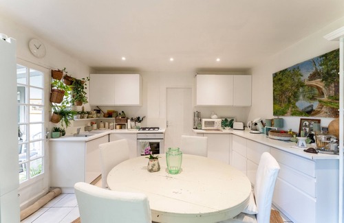 Chateauneuf-de-Gadagne House | Holiday Home 'En Bord De Sorgue' with Private Pool, Private Terrace and Wi-Fi