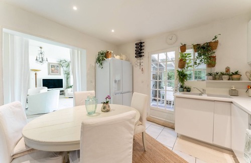 Chateauneuf-de-Gadagne House | Holiday Home 'En Bord De Sorgue' with Private Pool, Private Terrace and Wi-Fi