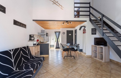 Roquefort-des-Corbieres House | Holiday Home 'La Capelle 4 Persons 877' with Shared Pool, Wi-Fi and Air Conditioning