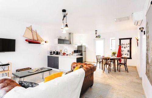 Saint-Trojan-les-Bains House | Holiday Home 'Frederique' with Private Terrace, Wi-Fi and Air Conditioning