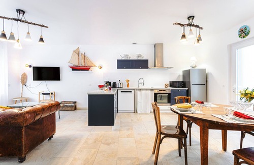 Saint-Trojan-les-Bains House | Holiday Home 'Frederique' with Private Terrace, Wi-Fi and Air Conditioning
