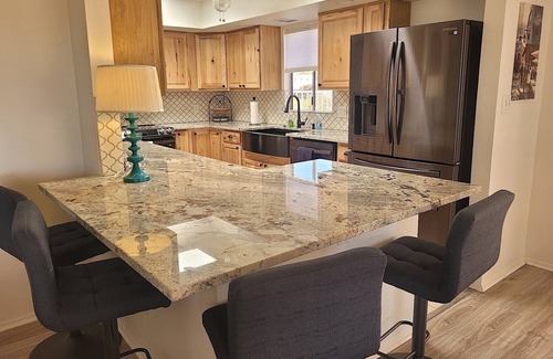 Cottonwood House | Holiday fun with Golf Course Views!
