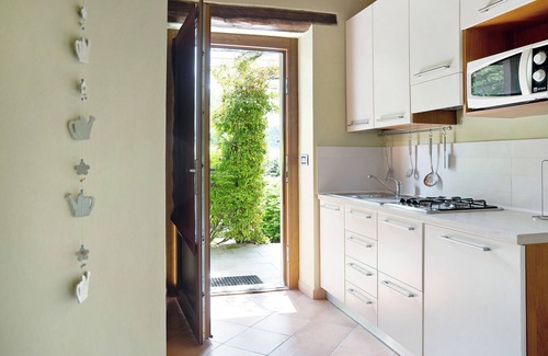 Cerretto Langhe Apartment | Holiday Home 'La Corte di Langa Alloggio Giada' with Shared Pool & Wi-Fi