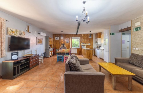 Fuentiduena de Tajo House | Holiday Home 'Casa Fina' with Private Pool, Shared Terrace and Wi-Fi