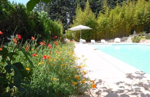 Carnoux-en-Provence House | Holiday Home 'Maisonnette Avec Piscine' with Shared Pool, Private Terrace and Wi-Fi