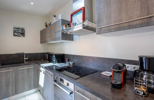 Les Sables d'Olonne House | Holiday Home 'La Maison Des Amis 8 Personnes' with Terrace, Wi-Fi and Air Conditioning