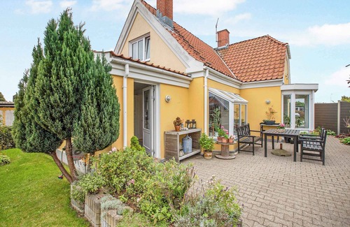 Oster Hurup Villa | Holiday home 200 m from the water with.