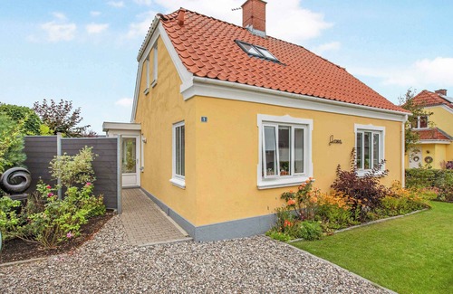 Oster Hurup Villa | Holiday home 200 m from the water with.