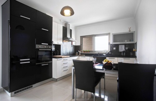 Peniche de Cima House | Holiday Home 'A O - Azul Aprumado' with Shared Terrace, Balcony and Wi-Fi