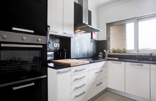 Peniche de Cima House | Holiday Home 'A O - Azul Aprumado' with Shared Terrace, Balcony and Wi-Fi