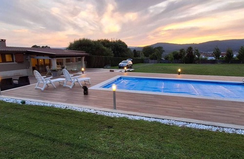 Rianxo House | Holiday Home 'Agro Dos Mouriños' with Mountain View, Wi-Fi and Air Conditioning