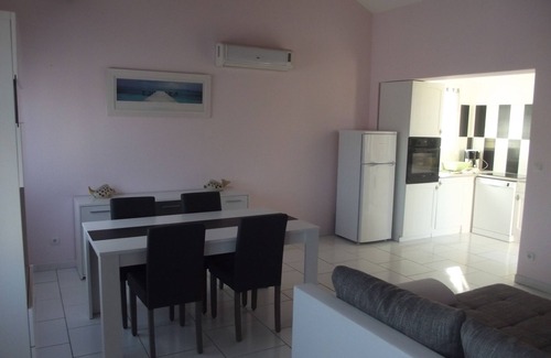 Cournonterral House | holiday home and swimming pool shared with the owners