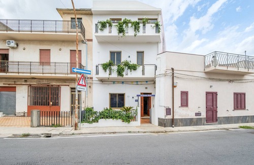 Pace del Mela Apartment | Holiday Home 'Appartamento Ylenia' with Private Terrace, Wi-Fi and Air Conditioning