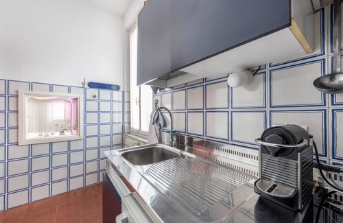Bogliaco Apartment | Holiday Home 'Appartamento 303' with Shared Pool and Shared Garden