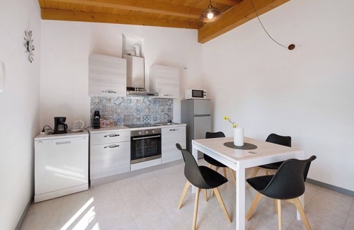 Montioni House | Holiday Home 'Appartamenti Villa Fiorito' with Lake View, Wi-Fi and Air Conditioning