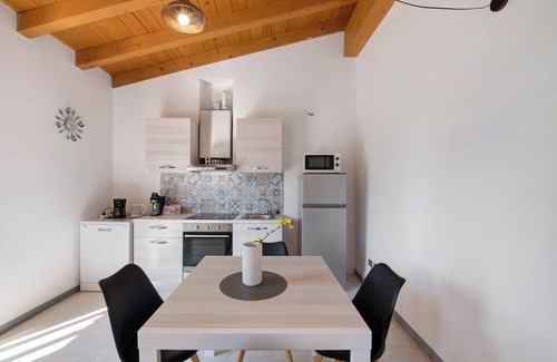 Montioni House | Holiday Home 'Appartamenti Villa Fiorito' with Lake View, Wi-Fi and Air Conditioning