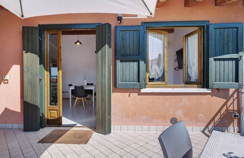 Montioni House | Holiday Home 'Appartamenti Villa Fiorito' with Lake View, Wi-Fi and Air Conditioning