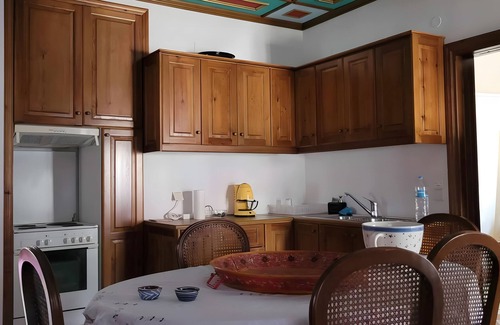 Pyrsogianni House | Holiday Home 'Armoloi House' with Mountain View, Shared Terrace and Wi-Fi