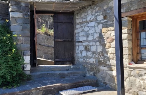 Pyrsogianni House | Holiday Home 'Armoloi House' with Mountain View, Shared Terrace and Wi-Fi