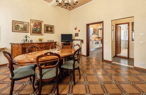 Altopascio House | Holiday Home 'Bellavista Altopascio' with Private Terrace and Wi-Fi