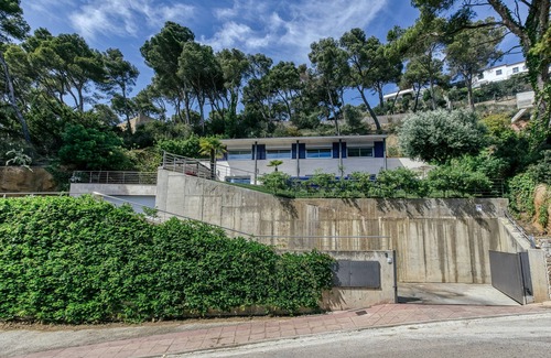Llafranc House | Holiday Home "Blueview" with lovely views, Pool & Wi-Fi