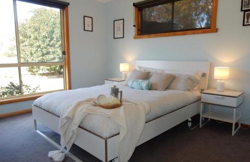 Akaroa House | Holiday home by the beach in St Helens