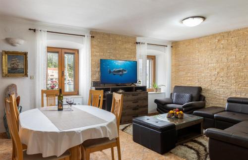 Hodilje House | Holiday Home By The Sea - Nina & Kate