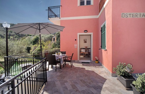San Bartolomeo al Mare House | Holiday Home 'Cà Du Mandaìn' with Mountain View, Private Terrace and Air Conditioning