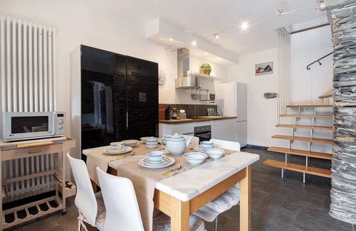 Chiavari House | Holiday Home 'Ca' Du Re' with View Over the Hills, Private Garden and Air Conditioning