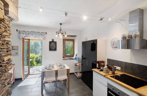 Chiavari House | Holiday Home 'Ca' Du Re' with View Over the Hills, Private Garden and Air Conditioning