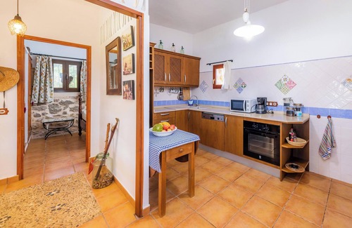 Capdepera House | Holiday Home Ca Sa Padrineta with Wi-Fi, A/C, Pool, Garden & Terrace