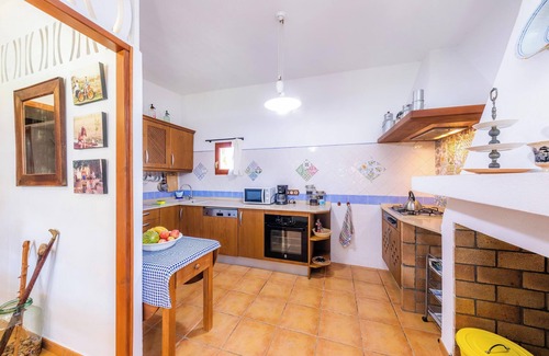 Capdepera House | Holiday Home Ca Sa Padrineta with Wi-Fi, A/C, Pool, Garden & Terrace