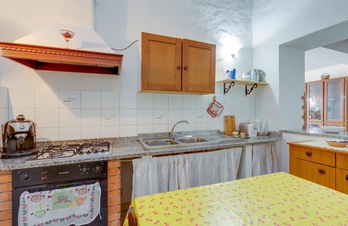Mogoro House | Holiday Home Casa Campidanese with Terraces & Air Conditioning
