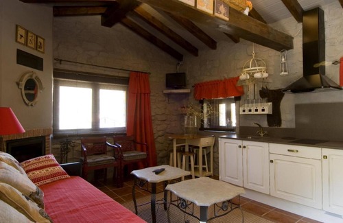 San Roman de Cameros House | Holiday Home 'Casa Concejos' with Mountain View, Shared Pool and Wi-Fi