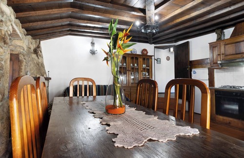 Rossas House | Holiday Home 'Casa Do Boticas' with Mountain View, Shared Pool and Wi-Fi