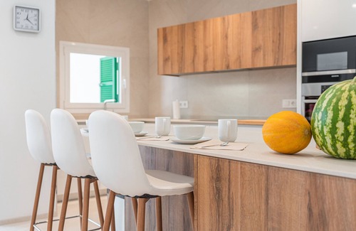 Sineu House | Holiday Home Casa en Sineu with Mountain View, Terrace & Wi-Fi