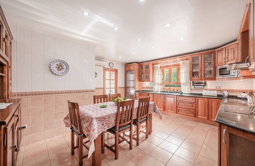 Es Garrovers House | Holiday Home Casa Estilo Mallorquín with Mountain View & Pool