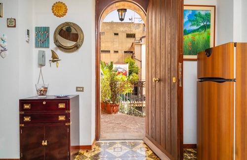 Taormina City Centre Apartment | Holiday Home 'Casa Florio' with Shared Terrace, Wi-Fi and Air Conditioning