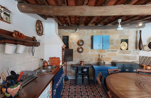 Armamar House | Holiday Home 'Casa Janja' with Private Pool, Wi-Fi and Air Conditioning